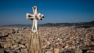 Auf der Spitze des weithin sichtbaren Jesus-Turms der Sagrada Família thront ein 17 Meter hohes, ...