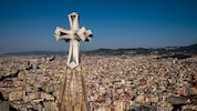 Auf der Spitze des weithin sichtbaren Jesus-Turms der Sagrada Família thront ein 17 Meter hohes, ...