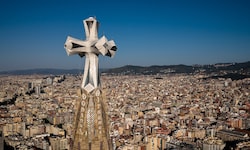 Auf der Spitze des weithin sichtbaren Jesus-Turms der Sagrada Família thront ein 17 Meter hohes, ...
