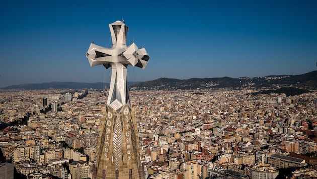 Auf der Spitze des weithin sichtbaren Jesus-Turms der Sagrada Família thront ein 17 Meter hohes, ...