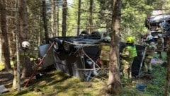 Der Anhänger überschlug sich in einem Wald.