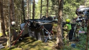 Der Anhänger überschlug sich in einem Wald.