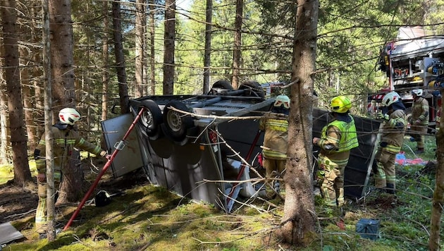 Der Anhänger überschlug sich in einem Wald.