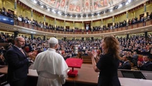 Standing Ovations Papst Leo XIV. im spanischen Parlament