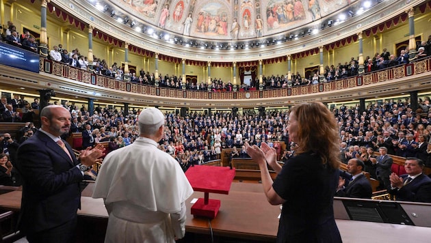 Standing Ovations Papst Leo XIV. im spanischen Parlament