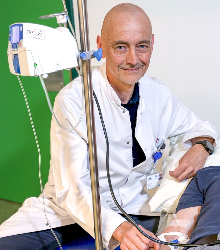 Klaus Seppi (Univ.-Klinik für Neurologie, Innsbruck) verabreicht einem Patienten die Infusion ...