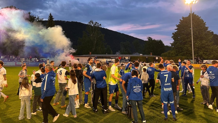 Großer Jubel bei Ostliga-Meister Gloggnitz.