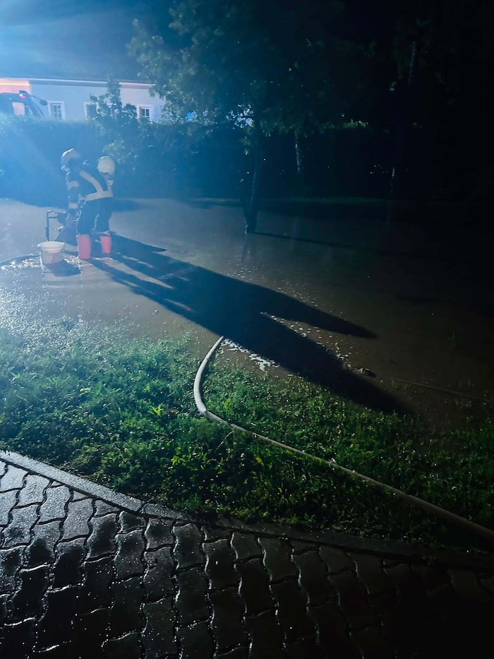 Die Feuerwehr bei den Aufräumarbeiten.