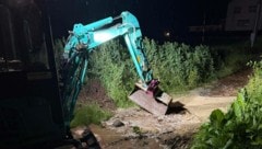 Die Einsatzkräfte bei den Aufräumarbeiten.