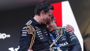 Toto Wolff (li.) herzt seinen Schützling Kimi Antonelli.
