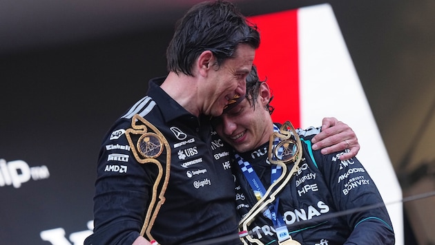 Toto Wolff (li.) herzt seinen Schützling Kimi Antonelli.