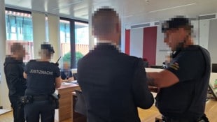 Die Angeklagten wurden aus der U-Haft vorgeführt und bleiben nach dem Prozess im Gefängnis.