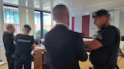 Die Angeklagten wurden aus der U-Haft vorgeführt und bleiben nach dem Prozess im Gefängnis.