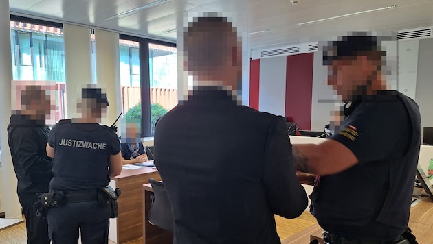 Die Angeklagten wurden aus der U-Haft vorgeführt und bleiben nach dem Prozess im Gefängnis.