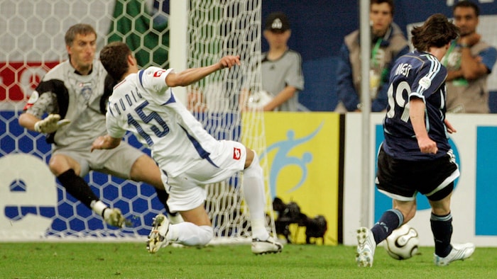 2006 traf Messi (rechts) bei seinem WM-Debüt gegen Serbien & Montenegro.