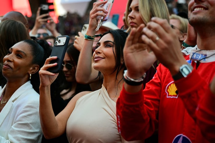 Kim Kardashian filmte ihren Lewis am Podest.