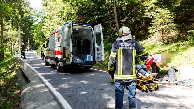 Der junge Mann wurde nach der Erstversorgung mit der Rettung ins Spital gebracht.