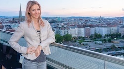 Simone Lugner über den Dächern Wiens – hier befindet sie sich aktuell jedenfalls nicht mehr.