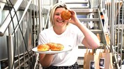 Gabi Plankensteiner vom Bio Waldnerhof setzt auf Süßes und ist so Teil der Kooperation.
