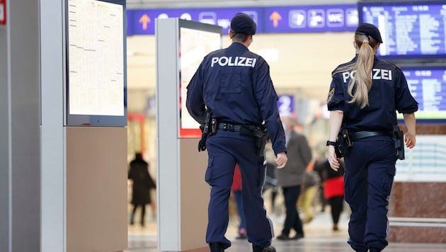 Zeugen riefen an jenem November-Tag im Hauptbahnhof Salzburg die Polizei.