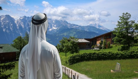 Ein arabischer Unternehmer und Ex-Politiker (Fotomontage) will in dieser idyllischen Kulisse ...