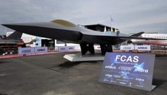 Archivbild aus dem Jahr 2023: Ein Modell des Kampfjets der „nächsten Generation“, welches von ...