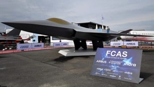 Archivbild aus dem Jahr 2023: Ein Modell des Kampfjets der „nächsten Generation“, welches von ...