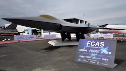 Archivbild aus dem Jahr 2023: Ein Modell des Kampfjets der „nächsten Generation“, welches von ...
