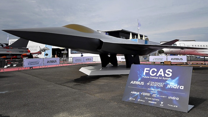 Archivbild aus dem Jahr 2023: Ein Modell des Kampfjets der „nächsten Generation“, welches von ...