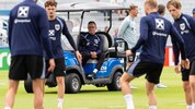 Teamchef Ralf Rangnick (M.) beobachtet das Training vom Golf-Kart aus.