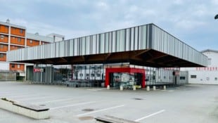Nahe diesem Parkplatz beobachteten Zeugen den Verdächtigen, als er in die Luft schoss.