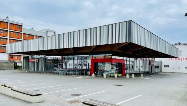 Nahe diesem Parkplatz beobachteten Zeugen den Verdächtigen, als er in die Luft schoss.