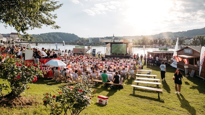 Fußball am Seeufer, in Badeschlapfen – das gibt‘s in der „Sandburg“.