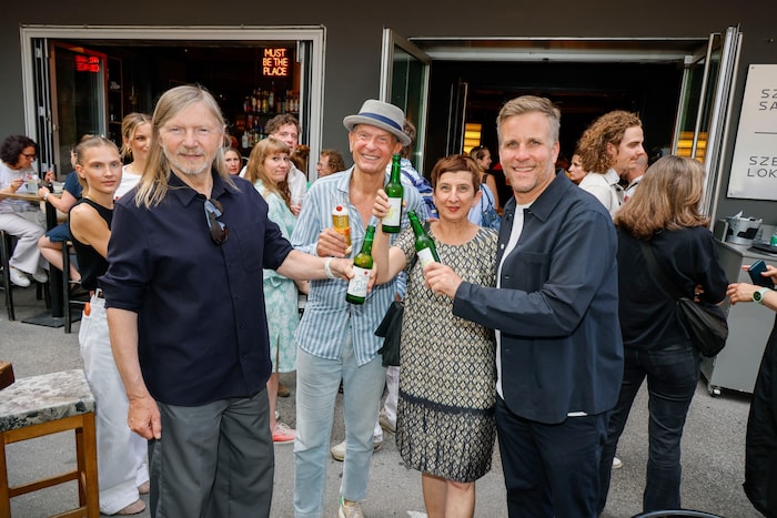 Angela Glechner mit Regisseur Hubert Lepka, Peter Hofer und Trumer-Chef Seppi Sigl (v.l.n.r.)