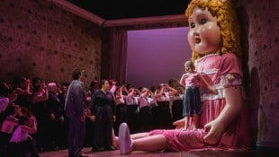 Die Wiener Volksoper wird zur Puppenstube: Olympia (Anna Simińska) besingt ihre Puppe.