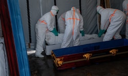 Rot-Kreuz-Mitarbeiter transportieren im Kongo ein Ebola-Todesopfer ab.