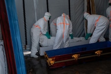 Rot-Kreuz-Mitarbeiter transportieren im Kongo ein Ebola-Todesopfer ab.