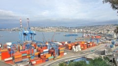 Chilenische Ermittler entdeckten mehr als 100 Tonnen Drogen in Containern, die für Europa ...