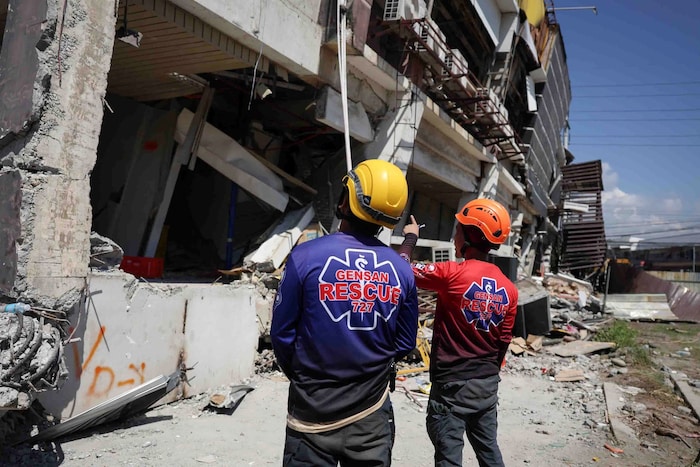 Rettungskräfte vor einem beschädigten Haus in General Santos