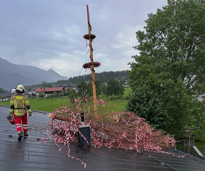 Die Spitze des Maibaums landete am Dach.