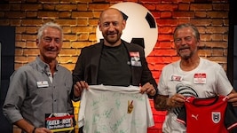 Moderator Hannes Steiner mit Austria-Trainer Stefan Helm und Experte Frenkie Schinkels