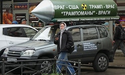In der Nähe einer U-Bahn-Station in Sankt Petersburg steht ein Auto, auf dessen Dach eine ...