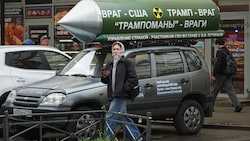 In der Nähe einer U-Bahn-Station in Sankt Petersburg steht ein Auto, auf dessen Dach eine ...
