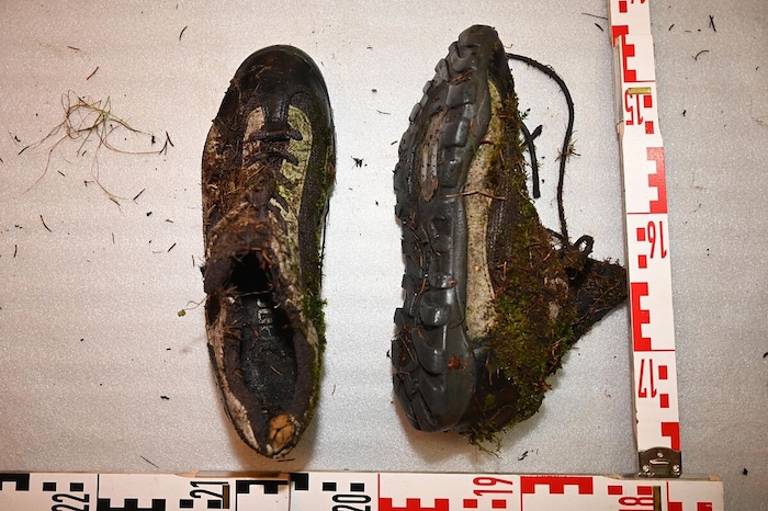 ... und Schuhe, die der Verstorbene getragen hat.
