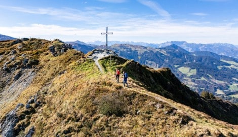 Der Wildschönauer Höhenweg trägt das Tiroler Bergwege-Gütesiegel für sichere Markierung und ...