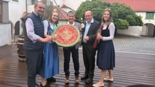 Liegenfeld, Oschep &amp; die Weinexzellenz überreichten die Trophäe.