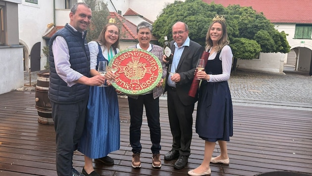 Liegenfeld, Oschep & die Weinexzellenz überreichten die Trophäe.
