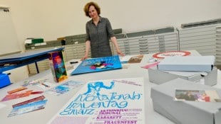 Sibylle Dienesch, Direktorin des GrazMuseum, und Bestände aus dem Archiv der Frauenbewegung