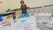 Sibylle Dienesch, Direktorin des GrazMuseum, und Bestände aus dem Archiv der Frauenbewegung