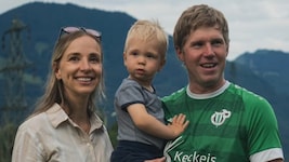 Rochus Schallert (im Bild mit seiner Familie) hängt seine Fußballschuhe an den Nagel.